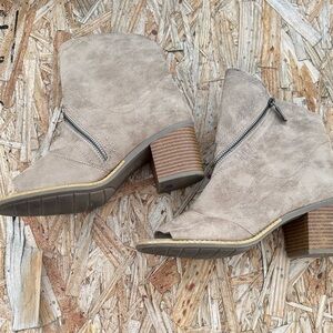 White Mountain women’s Taupe Ankle Booties with peep toe size 7.5 m